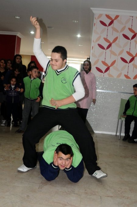 Engelliler Gangnam Style ile eğlendi