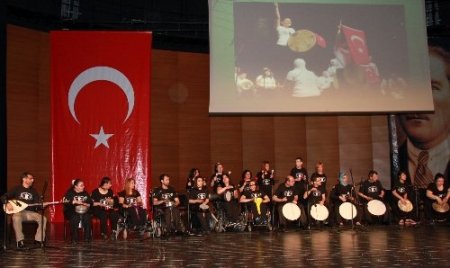 Engelliler İstiklal Marşı’nı işaret diliyle okuyup gönülleri fethettiler