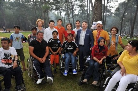 Engelliler şenlikte doyasıya eğlendi