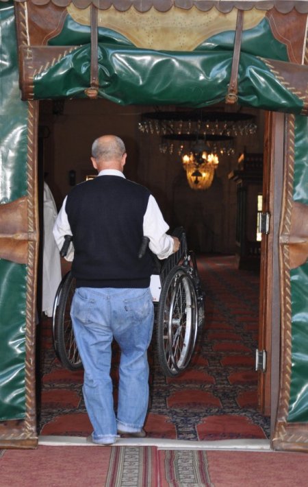 Engelliler tarihi camileri tekerlekli sandalye ile gezecek