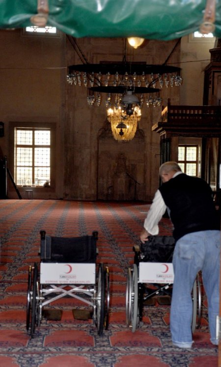 Engelliler tarihi camileri tekerlekli sandalye ile gezecek