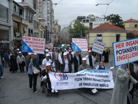 Engellilerden ‘biz De Buradayız” Yürüyüşü