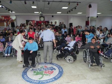 Engellilere 15’i akülü 65 sandalye dağıtıldı