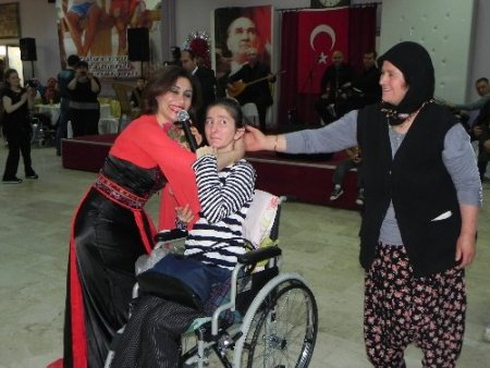 Engellilere 15’i akülü 65 sandalye dağıtıldı