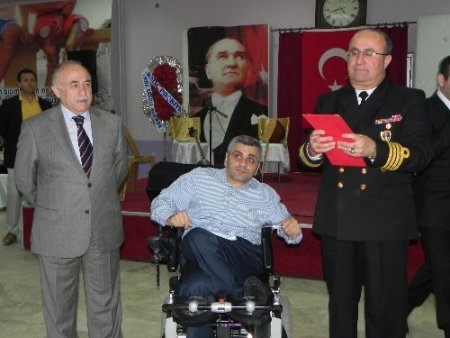 Engellilere 15’i akülü 65 sandalye dağıtıldı