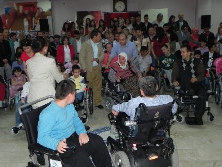 Engellilere 15’i akülü 65 sandalye dağıtıldı