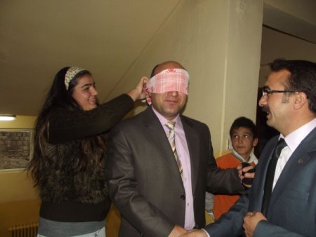 Engellilere destek için merdivenleri gözleri bağlı bir şekilde çıktılar