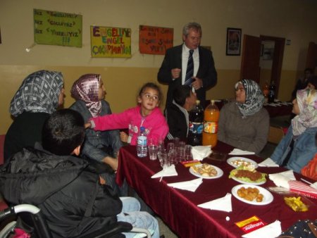 Engellilere destek için merdivenleri gözleri bağlı bir şekilde çıktılar