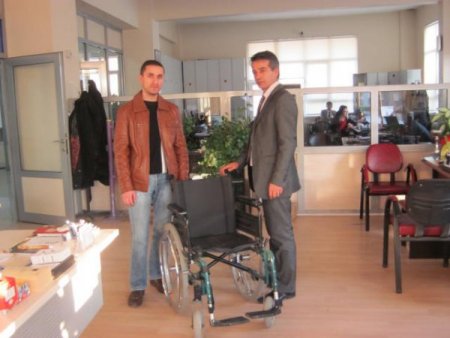 Engellilere mavi kapaklı desteğe hayırsever iş adamlarından katkı