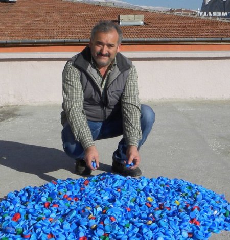 Engellilere mavi kapaklı desteğe hayırsever iş adamlarından katkı