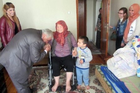 Engellilere tekerlekli sandalye hediyesi