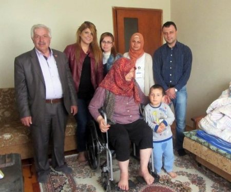 Engellilere tekerlekli sandalye hediyesi