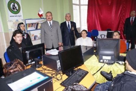 Engellilere Yönelik Yönetici Asistanlığı Kursu Sürüyor