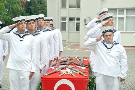 Engellilerin Gölcük Donanma Komutanlığı'nda bir günlük askerlik heyecanı