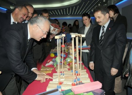 Engellilerin ürettiği ekolojik oyuncaklar Manisa'da sergileniyor