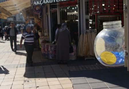 Engellilerin yararına seferber olan esnaf mavi kapak kutuları koydu