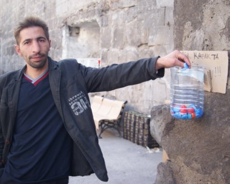 Engellilerin yararına seferber olan esnaf mavi kapak kutuları koydu