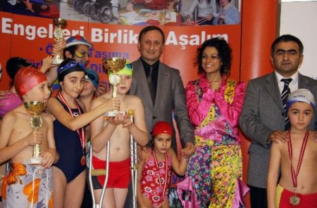 Engelsiz Bir Hayat İçin Kulaç Attılar
