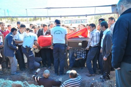 Enkazdan El Ele Çıkarılan Çift Toprağa Verildi