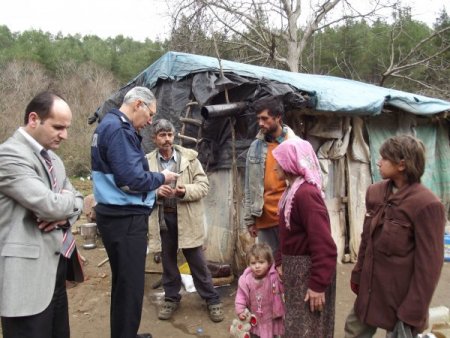 Erbaa'da 9 aydır ormanda yaşayan Kayabaşı ailesi, ısınmak için keçilerle yatıyor