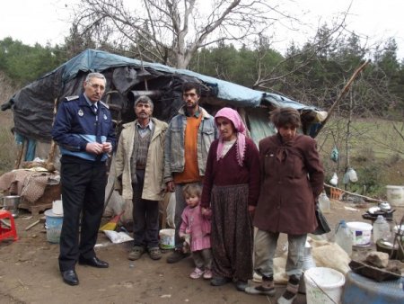 Erbaa'da 9 aydır ormanda yaşayan Kayabaşı ailesi, ısınmak için keçilerle yatıyor
