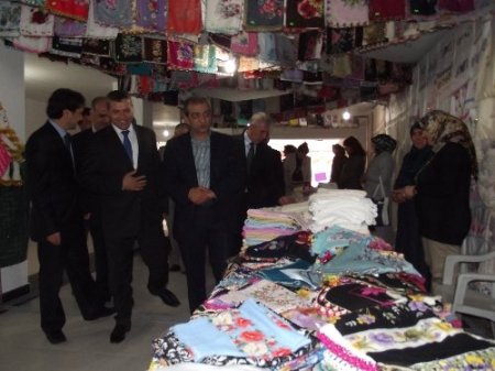 Erbaalı hanımlar, ihtiyaç sahibi öğrenciler yararına kermes düzenledi