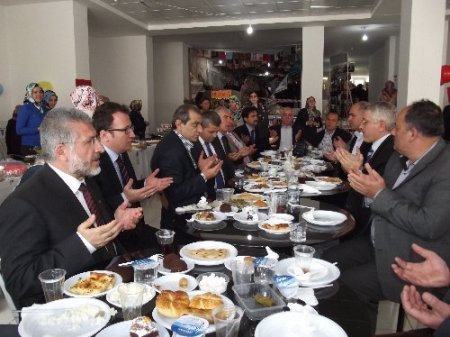 Erbaalı hanımlar, ihtiyaç sahibi öğrenciler yararına kermes düzenledi