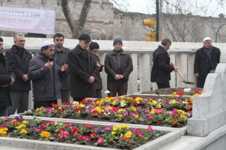 Erbakan'ın Mezarlıktaki İlk Ziyaretçilerinden Biri Şevket Kazan Oldu