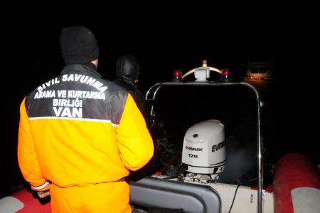 Erçek Gölü'nde -20 derecede 6 saat mahsur kalan balıkçılar kurtarıldı