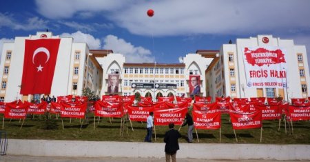 Ercişliler tüm Türkiye'ye pankartlarla teşekkür etti