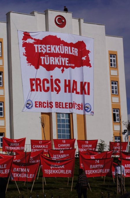 Ercişliler tüm Türkiye'ye pankartlarla teşekkür etti