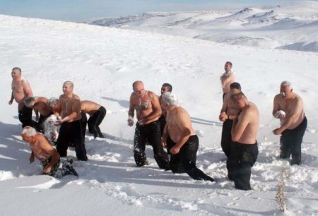 Erciyes Kar Kaplanları mevsimin ilk kar banyosunu eksi 10 derecede yaptılar