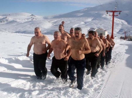 Erciyes Kar Kaplanları mevsimin ilk kar banyosunu eksi 10 derecede yaptılar