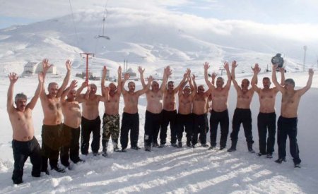 Erciyes Kar Kaplanları mevsimin ilk kar banyosunu eksi 10 derecede yaptılar