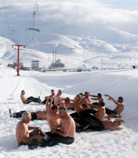 Erciyes Kar Kaplanları mevsimin ilk kar banyosunu eksi 10 derecede yaptılar