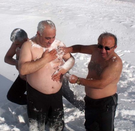 Erciyes Kar Kaplanları mevsimin ilk kar banyosunu eksi 10 derecede yaptılar