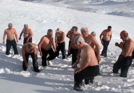 Erciyes Kar Kaplanları mevsimin ilk kar banyosunu eksi 10 derecede yaptılar
