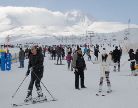 Erciyes Kayak Merkezi’nde haftasonu bereketi