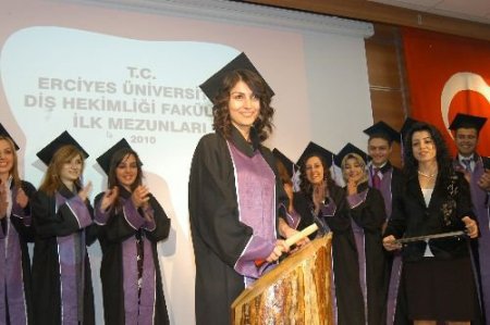 Erciyes Üniversitesi Diş Hekimliği Fakültesi'nde Diploma Sevinci