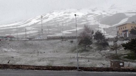 Erciyes’e ikinci kez kar yağdı