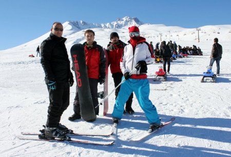 Erciyes’te kar yağarken bile pistler ezilerek sezon uzatıldı