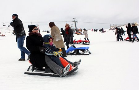 Erciyes’te kar yağarken bile pistler ezilerek sezon uzatıldı