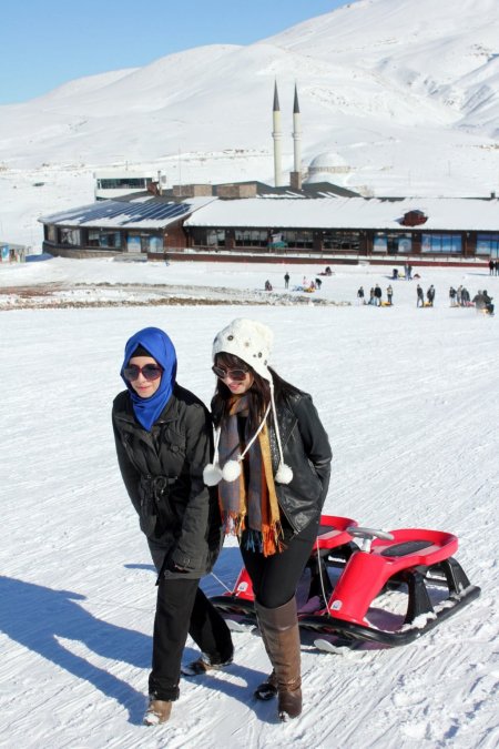 Erciyes’te kar yağarken bile pistler ezilerek sezon uzatıldı
