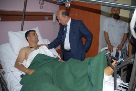 Ercüment Yılmaz'dan Çocukları Korumak İsterken Yaralanan Polise Ziyaret