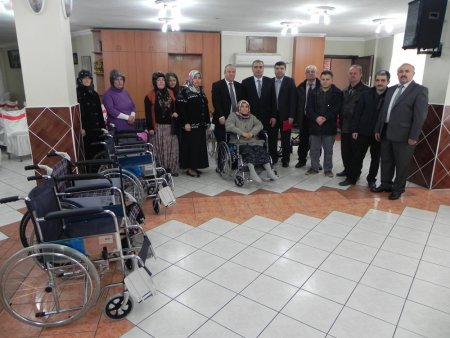 Erdemir işçilerinden engellilere sandalye bağışı