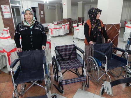 Erdemir işçilerinden engellilere sandalye bağışı