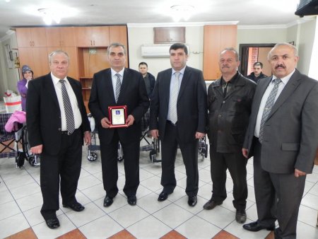 Erdemir işçilerinden engellilere sandalye bağışı