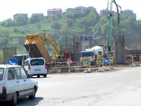 Erdemir Köprülü Kavşağı inşaatı sürüyor