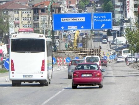 Erdemir Köprülü Kavşağı inşaatı sürüyor