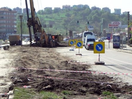 Erdemir Köprülü Kavşağı inşaatı sürüyor